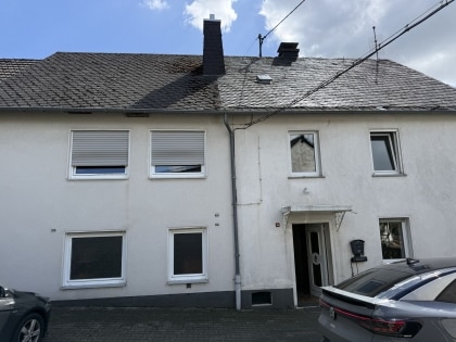Gro�z�giges Einfamilienwohnhaus mit Nebengeb�uden auf einem 2.639 m� gro�en Grundst�ck