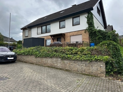 Grozgiges Einfamilienwohnhaus mit vermieteter Einliegerwohnung in toller Aussichtslage