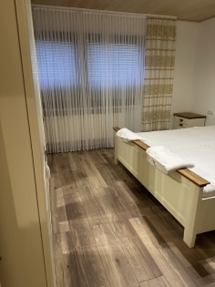 Grozgiges Einfamilienwohnhaus mit vermieteter Einliegerwohnung in toller Aussichtslage