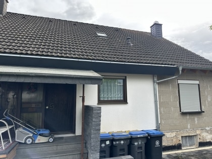 Grozgiges Einfamilienwohnhaus mit vermieteter Einliegerwohnung in toller Aussichtslage