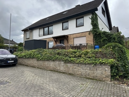 Grozgiges Einfamilienwohnhaus mit vermieteter Einliegerwohnung in toller Aussichtslage