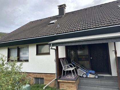 Grozgiges Einfamilienwohnhaus mit vermieteter Einliegerwohnung in toller Aussichtslage