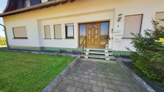 Gro�z�giges Zweifamilienwohnhaus in Randlage der Gemeinde Anschau mit fast schier endlosen M�glichkeiten