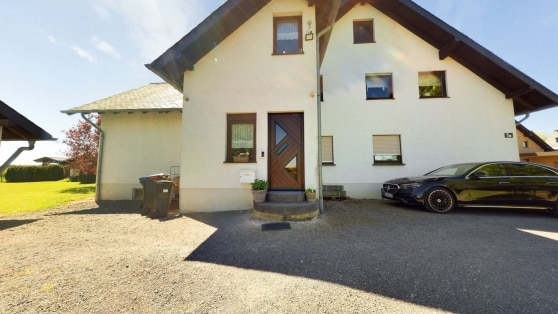 Gro�z�giges Zweifamilienwohnhaus in Randlage der Gemeinde Anschau mit fast schier endlosen M�glichkeiten