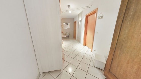 Gro�z�giges Zweifamilienwohnhaus in Randlage der Gemeinde Anschau mit fast schier endlosen M�glichkeiten
