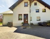 Gro�z�giges Zweifamilienwohnhaus in Randlage der Gemeinde Anschau mit fast schier endlosen M�glichkeiten