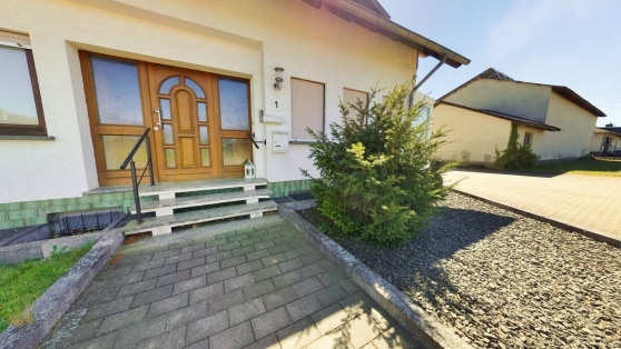 Gro�z�giges Zweifamilienwohnhaus in Randlage der Gemeinde Anschau mit fast schier endlosen M�glichkeiten
