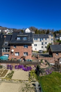 Gro�z�giges, komplett saniertes Einfamilienwohnhaus mit Einliegerwohnung im sehr gepflegten Zustand