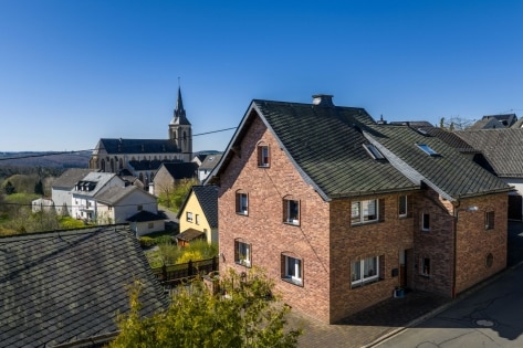 Gro�z�giges, komplett saniertes Einfamilienwohnhaus mit Einliegerwohnung im sehr gepflegten Zustand