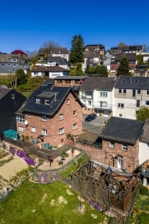 Gro�z�giges, komplett saniertes Einfamilienwohnhaus mit Einliegerwohnung im sehr gepflegten Zustand