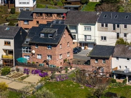 Gro�z�giges, komplett saniertes Einfamilienwohnhaus mit Einliegerwohnung im sehr gepflegten Zustand