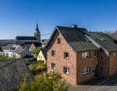 Gro�z�giges, komplett saniertes Einfamilienwohnhaus mit Einliegerwohnung im sehr gepflegten Zustand