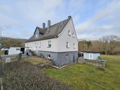 Gro�z�giges und ger�umiges Zweifamilienhaus mit viel Nutzfl�che - Ideal f�r gewerbliche Nebenutzung