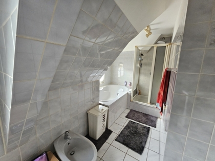 Gro�z�giges und ger�umiges Zweifamilienhaus mit viel Nutzfl�che - Ideal f�r gewerbliche Nebenutzung