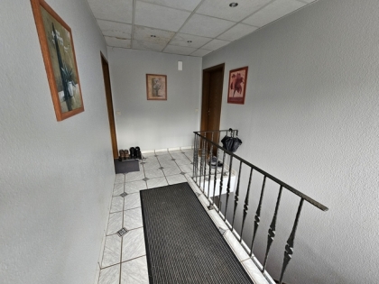 Gro�z�giges und ger�umiges Zweifamilienhaus mit viel Nutzfl�che - Ideal f�r gewerbliche Nebenutzung