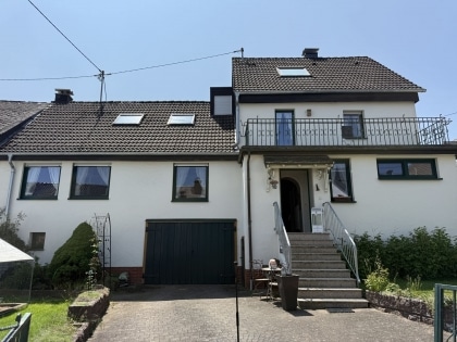 Grozgiges und laufend modernisiertes Einfamilienwohnhaus in zentraler Wohnlage der Eifelgemeinde Uersfeld