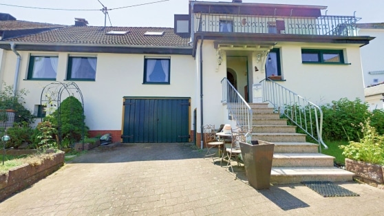 Grozgiges und laufend modernisiertes Einfamilienwohnhaus in zentraler Wohnlage der Eifelgemeinde Uersfeld