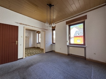 Handwerker an der Mosel aufgepasst! 
Gro�es Einfamilienhaus mit historisch wertvoller Fassade in Klotten!