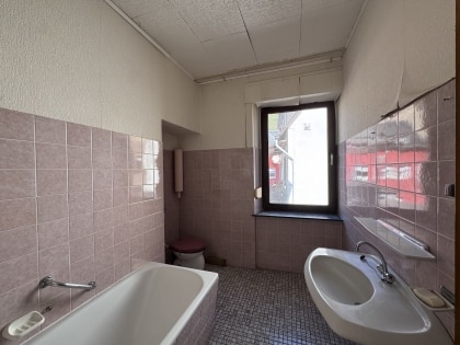 Handwerker an der Mosel aufgepasst! 
Groes Einfamilienhaus mit historisch wertvoller Fassade in Klotten!