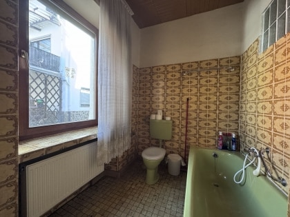 Handwerker an der Mosel aufgepasst! 
Groes Einfamilienhaus mit historisch wertvoller Fassade in Klotten!