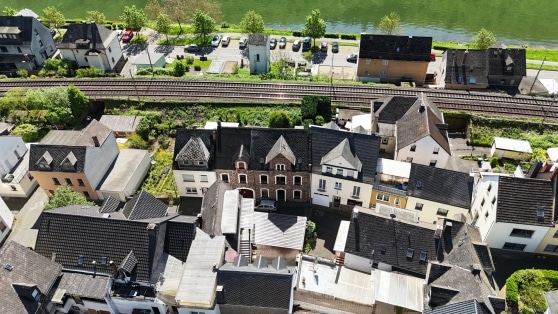 Handwerker an der Mosel aufgepasst! 
Groes Einfamilienhaus mit historisch wertvoller Fassade in Klotten!