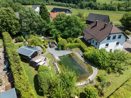 Hier steht Ihr Wohntraum, auf einem insgesamt 2.589 m groen Grundstck, in der Vulkaneifel!