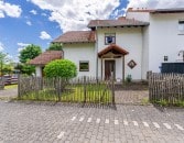 Ihr neues Familiendomizil: Viel Platz, sichere Spielstra�e und moderne PV-Eigenstromnutzung