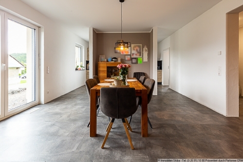 Junger Neubau aus 2023 mit Doppelgarage und gro�em Grundst�ck in Retterath/Vulkaneifel