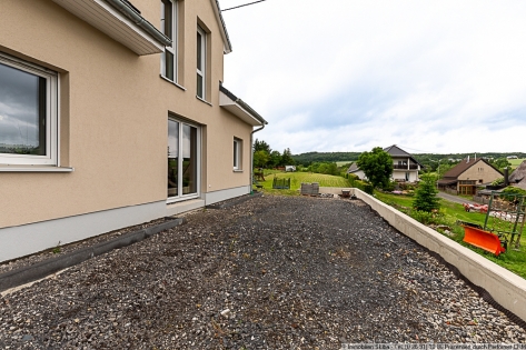 Junger Neubau aus 2023 mit Doppelgarage und gro�em Grundst�ck in Retterath/Vulkaneifel