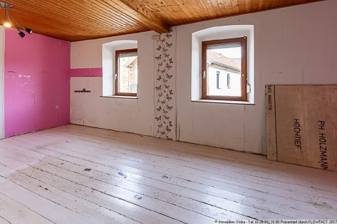 Leben im Brohltal: kleines Einfamilienhaus mit Scheune und Innenhof
