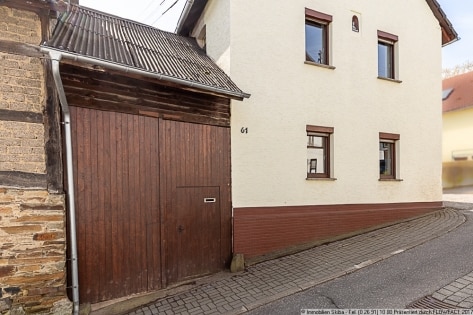Leben im Brohltal: kleines Einfamilienhaus mit Scheune und Innenhof