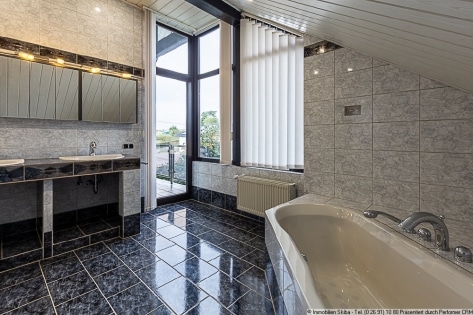 Mit Doppelgarage: Maisonette-Eigentumswohnung mit Panoramablick - N�he N�rburgring