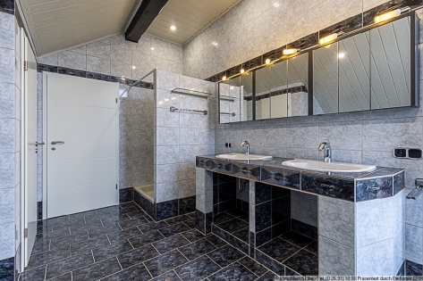 Mit Doppelgarage: Maisonette-Eigentumswohnung mit Panoramablick - N�he N�rburgring