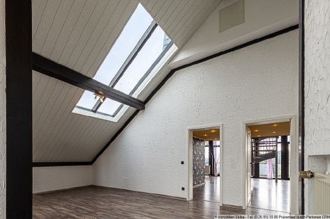 Mit Doppelgarage: Maisonette-Eigentumswohnung mit Panoramablick - N�he N�rburgring