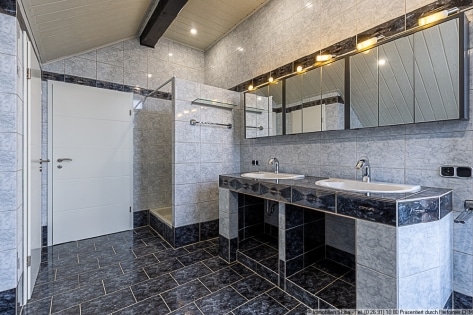 Mit Doppelgarage: Maisonette-Eigentumswohnung mit Panoramablick - N�he N�rburgring