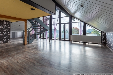 Mit Doppelgarage: Maisonette-Eigentumswohnung mit Panoramablick - N�he N�rburgring