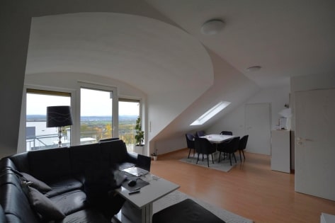 Moderne Dachgeschosswohnung mit Balkon, Parkplatz, Garage und schner Aussicht in Weitersburg