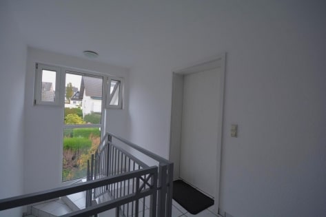 Moderne Dachgeschosswohnung mit Balkon, Parkplatz, Garage und schner Aussicht in Weitersburg