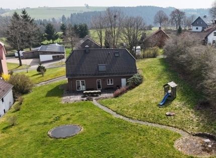 Modernes, freistehendes Einfamilienhaus in idyllischer Dorflage mit gro�em Grundst�ck und Weitblick