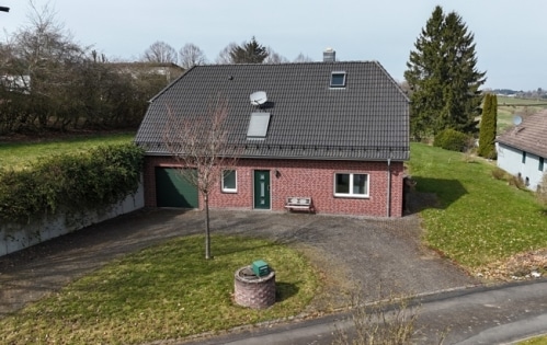 Modernes, freistehendes Einfamilienhaus in idyllischer Dorflage mit gro�em Grundst�ck und Weitblick