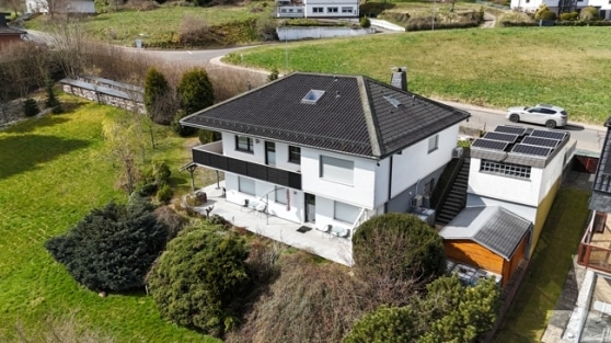 Nachhaltig Wohnen: Autarkes & hochwertiges Wohnhaus mit Einliegerwohnung und Weitblick