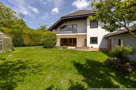 N�he N�rburgring: Gepflegtes Wohnhaus mit Doppelgarage und Garten in Welcherath