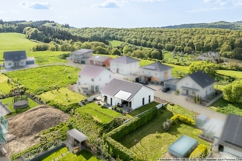 Neubau-Bungalow aus 2021 oberhalb von Adenau