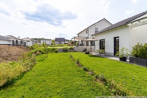 Neubau-Bungalow aus 2021 oberhalb von Adenau