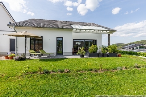 Neubau-Bungalow aus 2021 oberhalb von Adenau