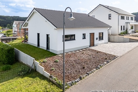 Neubau-Bungalow aus 2021 oberhalb von Adenau