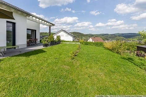 Neubau-Bungalow aus 2021 oberhalb von Adenau