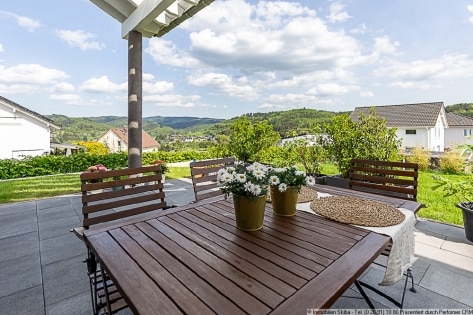 Neubau-Bungalow aus 2021 oberhalb von Adenau
