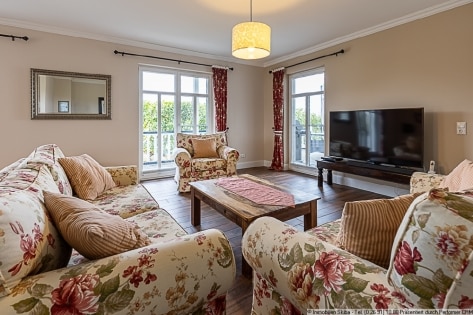 Neuwertiger Bungalow im amerikanischen Stil mit freiem Blick ins Gr�ne