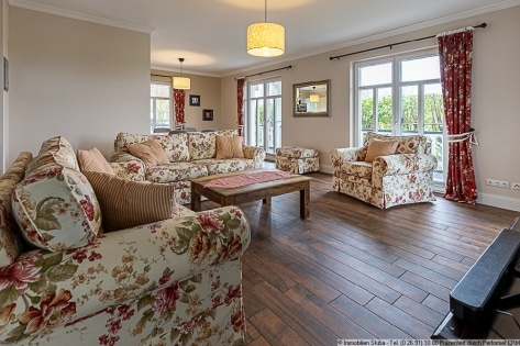 Neuwertiger Bungalow im amerikanischen Stil mit freiem Blick ins Gr�ne